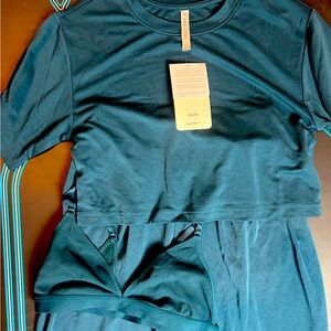 Fabletics teal set- boxy crop tee, bra and pants